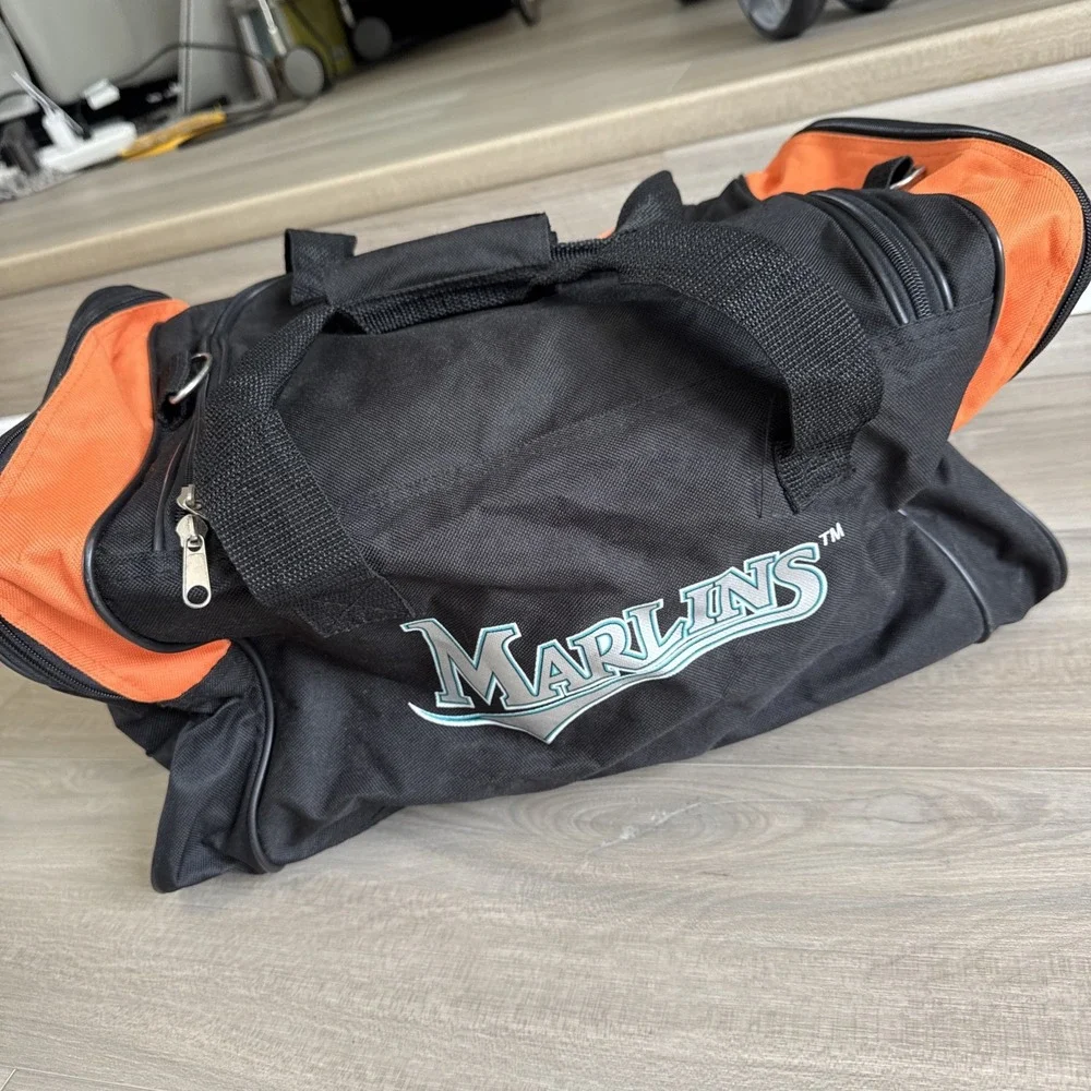 FLORIDA MARLINS 2003 WORLD SERIES CHAMPIONS Team Issued Duffle Bag‎